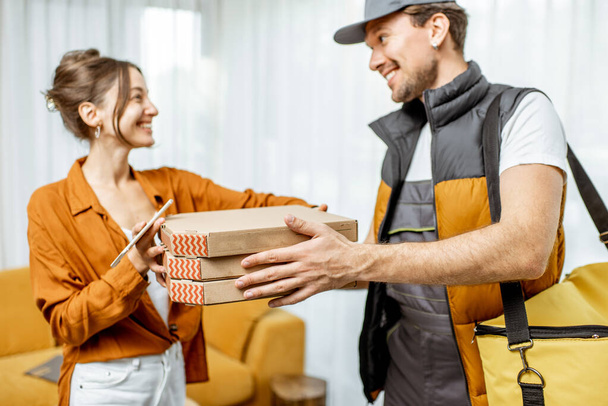 Mensajero entrega pizza a casa
 - Foto, Imagen