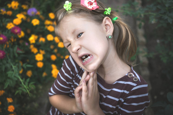 Dziecko z ortodontą dentystyczną i bez jednego zęba - Zdjęcie, obraz