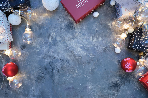 Rustieke Natural Christmas achtergrond op getextureerde donkergrijze backgr - Foto, afbeelding