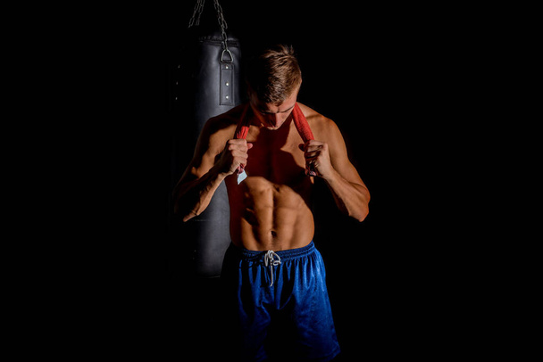 Uomo muscolare con asciugamano prendendo pausa dall'esercizio
 - Foto, immagini