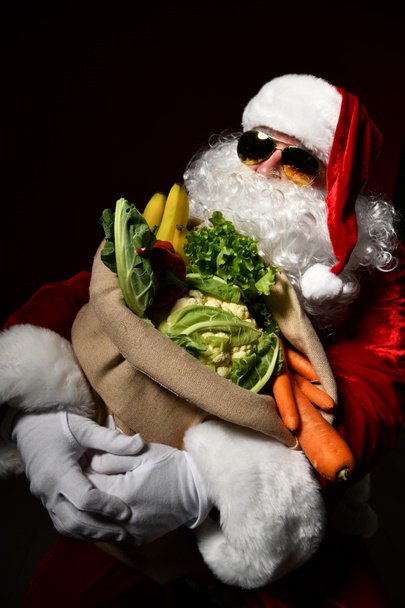 Weihnachtsmann mit einer Tüte voller Gemüse und Obst - Foto, Bild