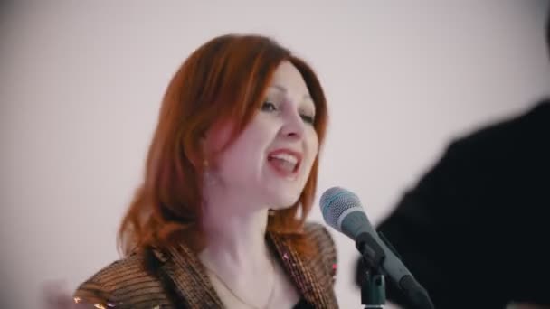 Un groupe de musique jouant une chanson - femme rousse chantant son rôle - un guitariste jouant sur le fond
 - Séquence, vidéo