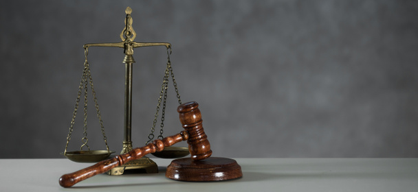 Натюрморт с символикой Закона и Справедливости - молоток и чешуя на фоне деревянного стола
. - Фото, изображение