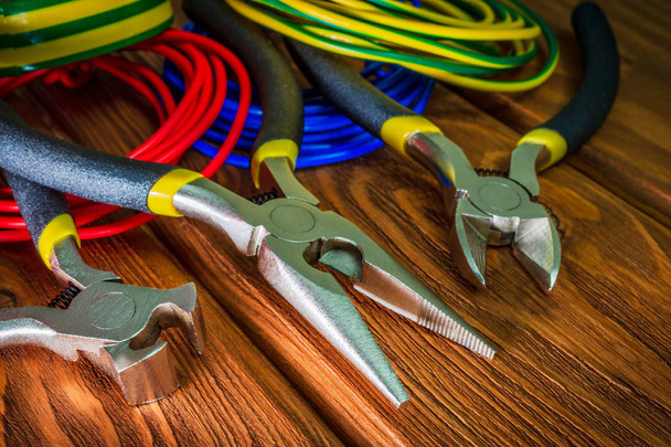 Szczypce narzędzia i druty do elektryka zbliżenie na zabytkowych płyt drewnianych - Zdjęcie, obraz