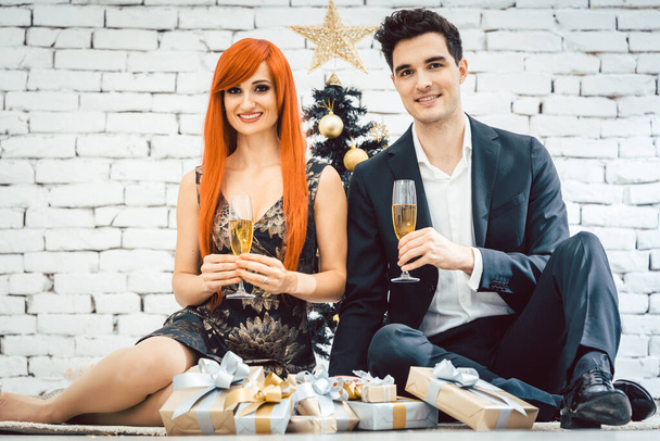 Inkivääri tukkainen nainen ja mies clinking lasit jouluksi
 - Valokuva, kuva