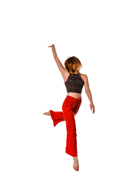 Atletik vücut egzersiz ile genç enerjik kadın dansçı - Fotoğraf, Görsel