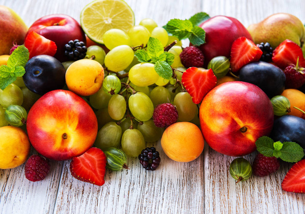 Frutas frescas de verão e bagas em uma mesa de madeira branca
 - Foto, Imagem