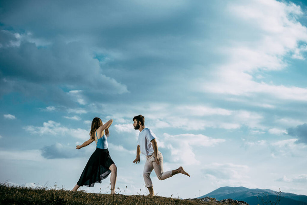Пара молодих чоловіків і жінок танцюють хіп-хоп на гірській скелі
 - Фото, зображення