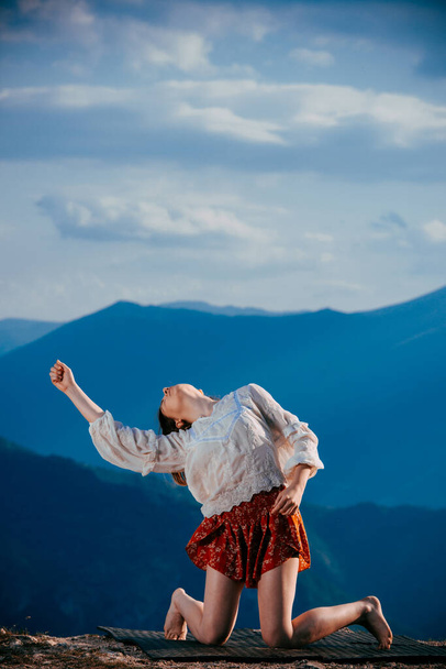 Bailarina de estilo moderno mientras baila en el acantilado de montaña
 - Foto, Imagen