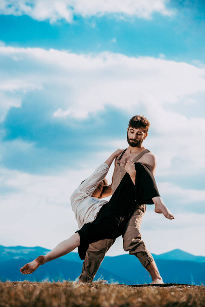 二人の若い現代ダンサーが一緒にポーズ。都市生活 - 写真・画像