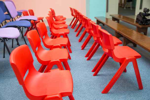 Дитячий садок з кріслами для дітей. Червоні стільці в дитячому садку Монтессорі . - Фото, зображення