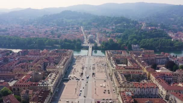Torino, Olaszország. Repülés a város felett. Vittorio Veneto tér, katolikus plébániatemplom Gran Madre Di Dio. 4K - Felvétel, videó