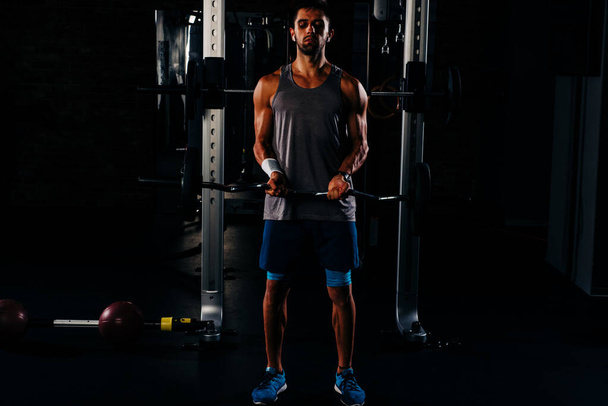 Uomo attivo con pesi di sollevamento del corpo muscolari in forma, scuro, alto co
 - Foto, immagini