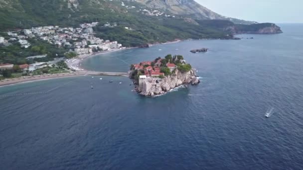 Montenegro Budva. Uitzicht op het eiland in de vorm van het hart van St. Stephen. eilandhotel - Video