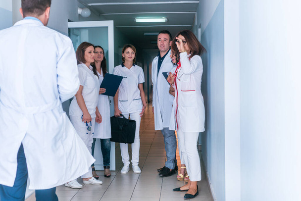 Groep medisch personeel, teamartsen en verpleegkundigen die in de ha poseren - Foto, afbeelding