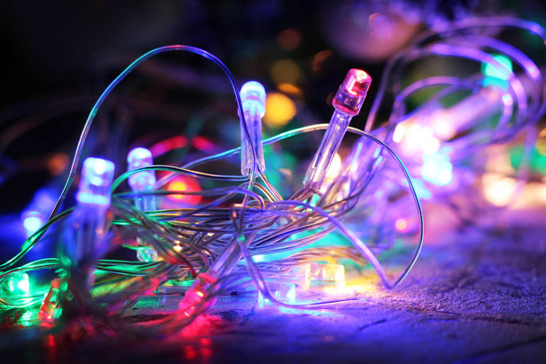 Vista borrosa de las luces de Navidad brillantes
 - Foto, Imagen