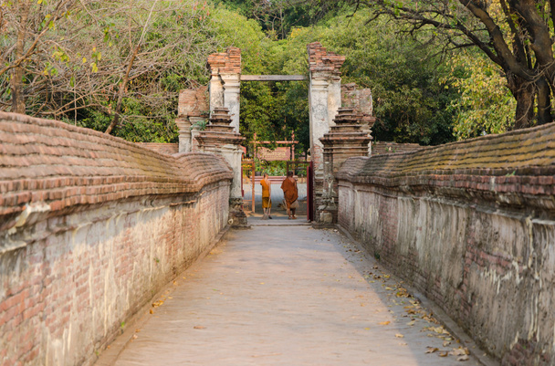 Monje en el camino en el templo de Maheyong, Ayutthaya, Tailandia
 - Foto, Imagen