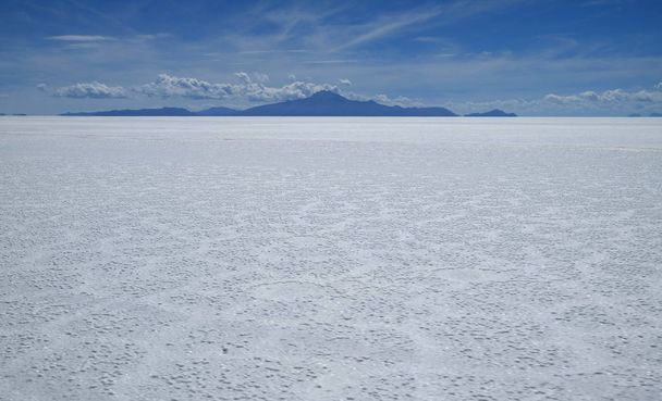 Nákladní vůz pro přepravu soli extrahované z solných bytů Uyuni, odbor Potos v Bolívii - Fotografie, Obrázek