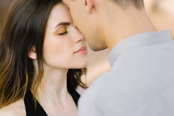 Delikatny i drżący pocałunek w nos faceta i dziewczyny - Zdjęcie, obraz