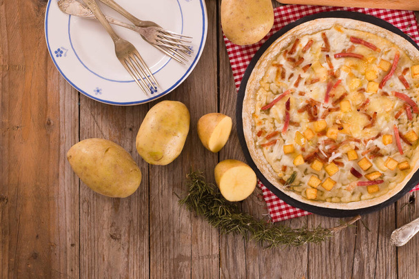 Kızarmış patatesli tart, raclette peyniri ve dumanlı pastırma.. - Fotoğraf, Görsel