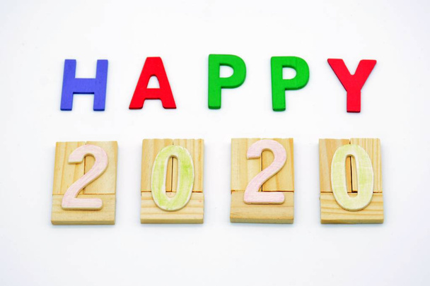 Feliz 2020, formado com letras de madeira e algarismos romanos
 - Foto, Imagem