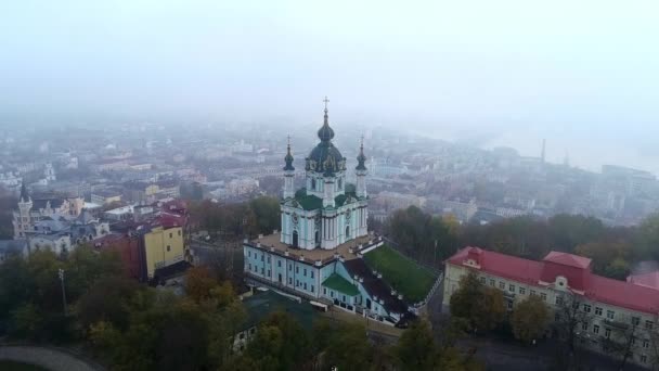Légi kilátás a ködös Kijev város ősszel - Felvétel, videó
