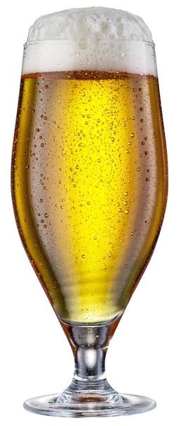 Szklanka piwa izolowana na białym tle. - Zdjęcie, obraz