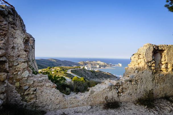 vue panoramique sur la côte depuis quelques ruines
 - Photo, image