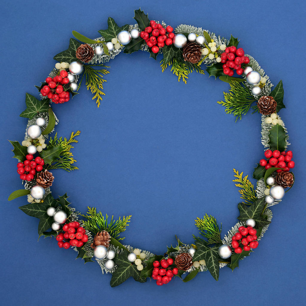 Decoración de la corona de Navidad con Flora y adornos
 - Foto, Imagen