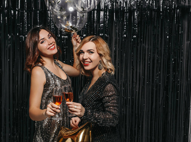 Female friends drinking champagne at Christmas night party - Zdjęcie, obraz