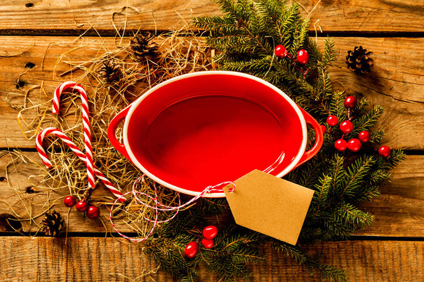 Rustic christmas background with red empty baking dish - Foto, imagen