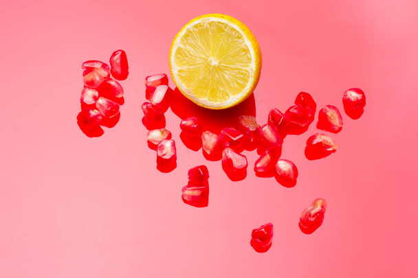 Pomegranate is a fruit rich in vitamins and antioxidants - Фото, зображення