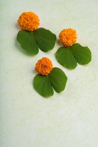 Indian Festival Dussehra, showing golden leaf (Bauhinia racemosa) and marigold flowers - Foto, Bild