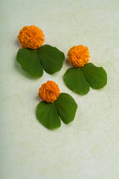 Indian Festival Dussehra, showing golden leaf (Bauhinia racemosa) and marigold flowers - 写真・画像