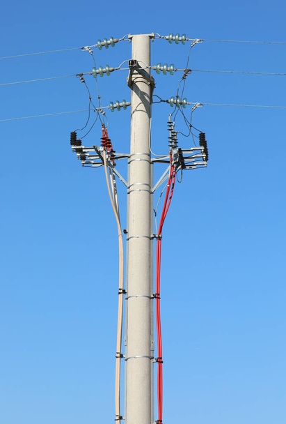 gran poste con línea eléctrica
 - Foto, imagen