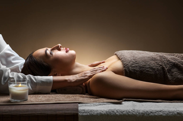 woman having face and head massage at spa - Foto, Imagen
