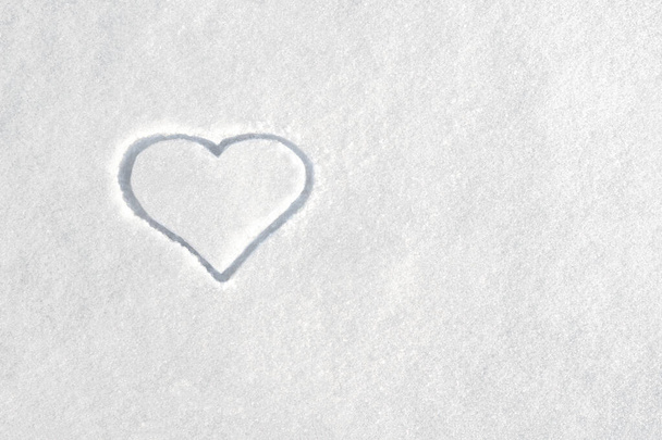 Herz-Symbol auf dem Hintergrund des weißen Schnees. Zeichen der Liebe im Schnee. st. Valentinstag Hintergrund. Liebeskonzept. - Foto, Bild