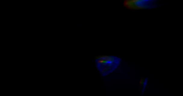 Blauw licht lekt op zwarte achtergrond. Overlay. Overgang - Video