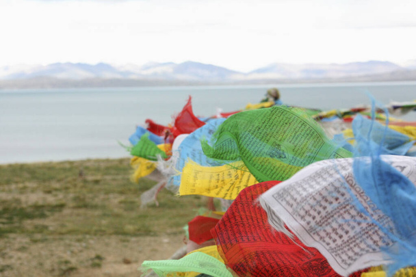 Banderas tibetanas de oración Lago Manasarovar
 - Foto, Imagen