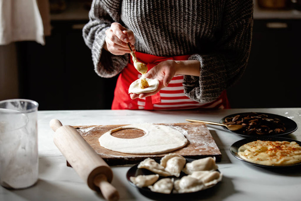 donna che cucina polish gnocchi in cucina
 - Foto, immagini