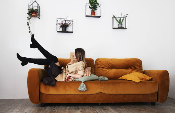 Stile donna con trucco seduta in divano
  - Foto, immagini