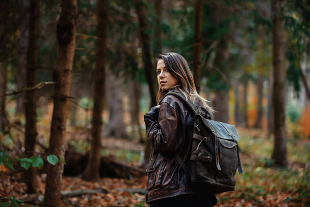 dívka s batohem v podzimním lese - Fotografie, Obrázek