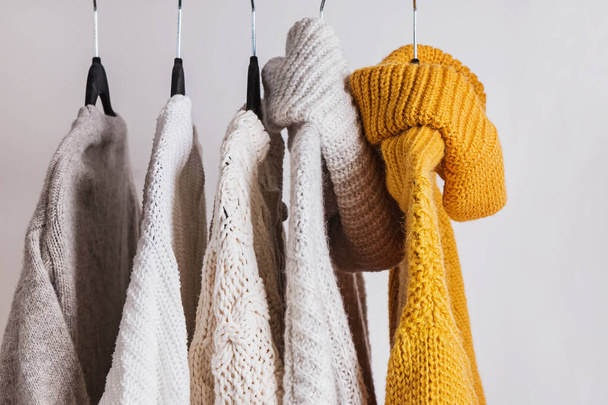 Warm knitted sweaters on the hangers. - Foto, Imagem