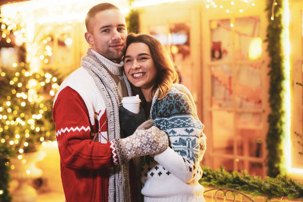 Coppia di persone romantiche godersi il Natale insieme
 - Foto, immagini