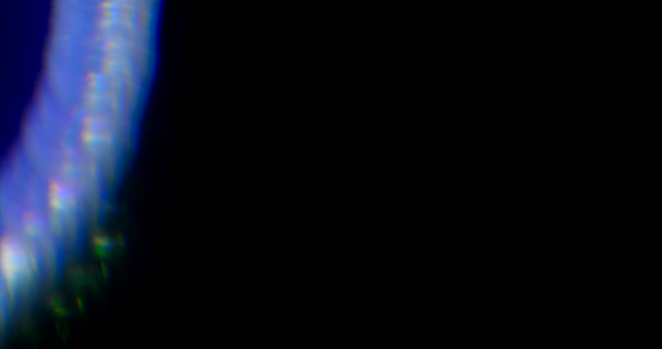 Το μπλε φως διαρρέει στο μαύρο φόντο. Επικάλυψη. Μεταβατική φάση - Πλάνα, βίντεο
