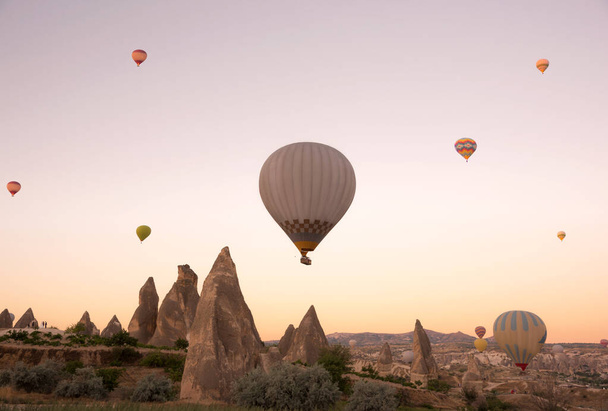 Lucht ballonnen in Cappadocië, Turkije. - Foto, afbeelding