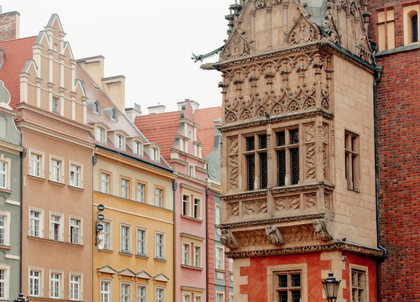 Wroclaw belediye binasında klasik pencere ve balkon - Fotoğraf, Görsel