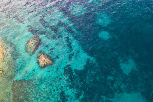 Vista aérea de rochas enormes em mar azul-turquesa
 - Foto, Imagem