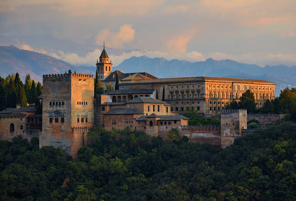Granada, İspanya'daki Alhambra sarayı ve kalesinde gün batımı manzarası - Fotoğraf, Görsel