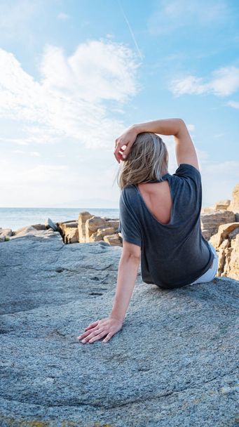 Woman resting sitting on rocks - Foto, Imagem
